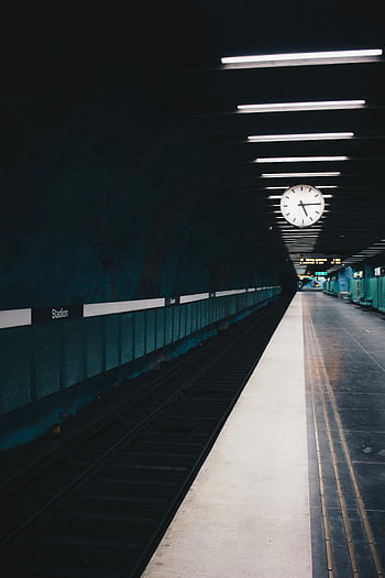 stazione ferroviaria vuota, Subway di Stoccolma, vista lunatica, grande orologio, orologio da soffitto, stazione della metropolitana, piattaforma ferroviaria, piattaforma della metropolitana, Stazione Stadion, trasporto urbano, piattaforma vuota