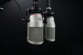 Šedé kondenzátorové mikrofony, nahrávací studio, Profesionální mikrofony, podcasty, hudební produkce, detail, audio zařízení, Studio mikrofony, nahrávání zvuku, Nastavení mikrofonu, Audio technologie