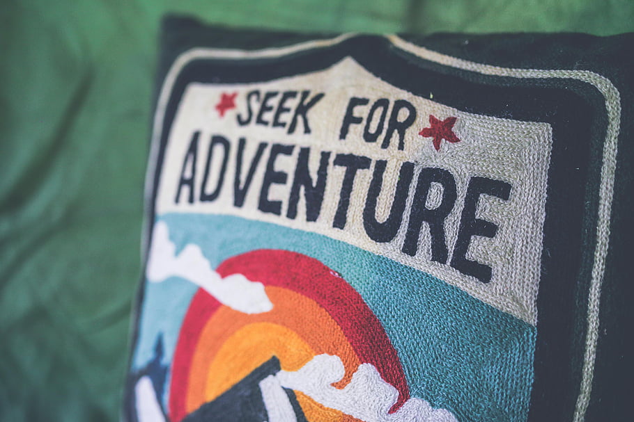 barevný polštář, hledat dobrodružství, Adventure Text, dekorativní polštář, domovní dekorace, Téma dobrodružství, barevný design, polštář design, dobrodružný polštář, polštář s textem, Výzdoba dobrodružství
