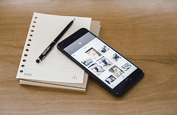 sort iphone 7, hvid notesbog, pen, træbord, fladt læg, smartphone, moderne, skrivebord setup, kontorartikler, minimalistisk, arbejdsområde