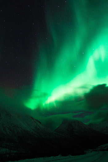 オーロラ、 雪に覆われた山々、 晴れた夜、 息をのむような眺め、 グリーンオーロラ、 夜空、 山の風景、 冬景色、 自然の驚異、 星空