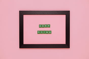 devam et, çerçeveli alıntı, pembe bir arka plan, motivasyonel teklif, ilham, çerçeveli metin, pembe duvar, motivasyonel sanat, ilham verici sanat, yeşil harfler, Siyah çerçeve