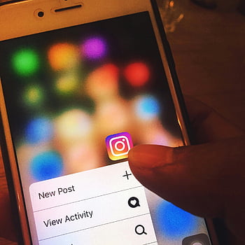 chytrý telefon, instagram app, Navigace prstu, barevné pozadí, mobilní zařízení, sociální média, Rozhraní aplikace, interakce uživatele, smartphone obrazovky, Využití aplikace, rozmazané pozadí