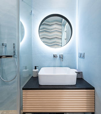 moderní koupelna, Osvětlené zrcadlo, minimalistický design, dřez baterie, skříň, Interiér toalety, Stylové zrcadlo, elegantní design, modré dlaždice, Černá deska