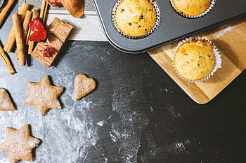 válogatott cookie-k, muffin, fahéj, Liszt, fekete munkalap, csillag alakú sütik, szív alakú sütik, sütés összetevők, Finom elrendezés, sütésbeállítás, muffin tálca
