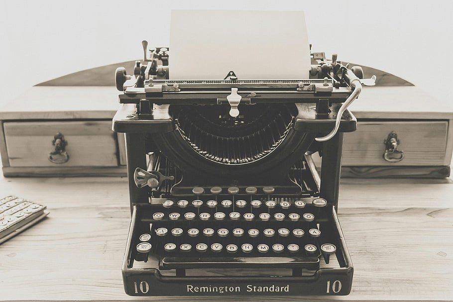 Remington Standard Psatewriter, fotografie ve stupních šedi, SIPIA TONED OBRAZ, Klasický psací stroj, Vintage témata, remington psací stroj, vinobraní psací stroj, starý psací stroj, starožitný psací stroj, psací stroj, stolní příslušenství