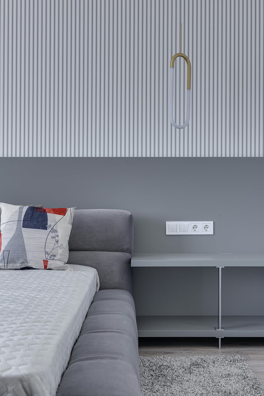 moderní nábytek, Útulná ložnice, Elegantní interiér, moderní design, Paleta šedé barvy, ložnice dekor, Současná ložnice, Stylová ložnice, domovní dekorace, moderní postel, útulný domov