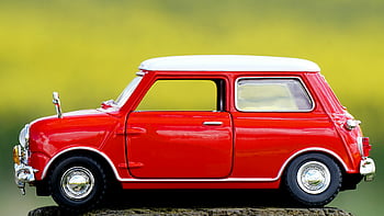 Czerwony miniaturowy samochód zabawkowy, Vintage Mini Cooper, Model jaskrawoczerwonego samochodu, widok z boku, proste tło, samochód zabawka, miniaturowy samochód, czerwony samochód, model samochodu, staromodny samochód, pojazd zabawkowy