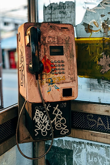 Retro telefonní buňka, graffiti, městský úpadek, Nostalgická vibrace, veřejný telefon, vinobraní telefon, pouliční umění, rozpadaný měst, starý telefon, nástěnné graffiti, Urban Nostalgia