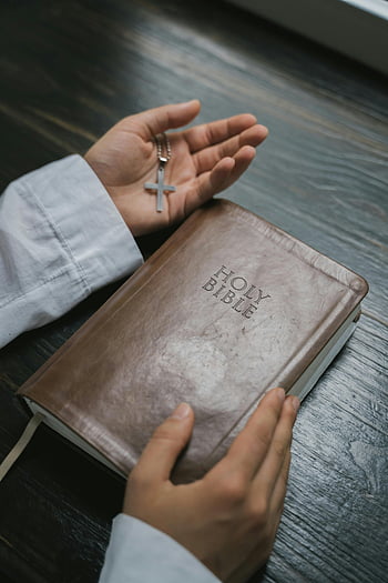Svatá Bible, kříž náhrdelník, víra, duchovno, ruce hospodářství, detail, náboženský symbol, křesťan, modlitba, oddanost, Svatá kniha