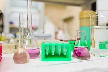 Chemikálie v kádisech, laboratorní sklo, Barevné tekutiny, vědecká laboratoř, kádinky, zkumavky, laboratorní vybavení, vědeckého experimentu, chemických roztoků, Nastavení laboratoře, Laboratorní nástroje