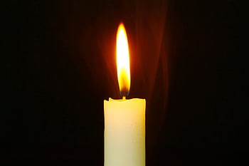 bílá svíčka, hořící svíčka, jediná svíčka, světlo ve tmě, Symbol Naděje, jasný plamen, světlo svíček, tmavé pozadí, Bílý vosk, záře svíčky