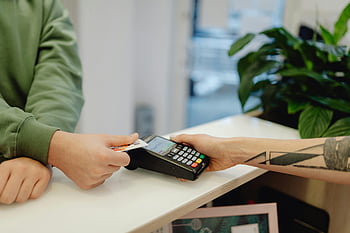 Bezkontaktní platba, bankovní karty, platební terminál, detailní pohled, osoba drží, Proces plateb, finanční transakce, moderní platba, platba kartou, bezkontaktní technologie, platební automat