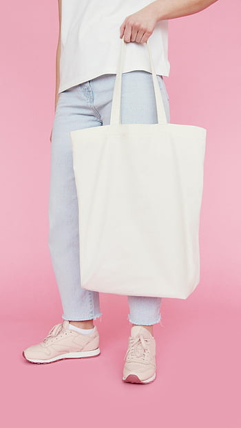 módní mladá žena, bílá taška tote, Pastelově růžové pozadí, Neformální outfit, džíny denim, tenisky, minimalistický styl, trendy móda, Ekologická taška, moderní vzhled, pastelové barvy
