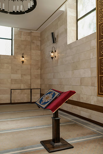 Koran, Holzständer, Moschee Interieur, islamische Architektur, wunderschön beleuchtet, eindringlich gebunden, Gebetsraum, religiöser Text, islamisches Design, Kronleuchter Beleuchtung