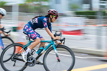 bicicletta da equitazione donna, ciclista femminile, gara ciclistica su strada, Scatto d'azione dinamico, velocità, agilità, concorrenza, sport all'aperto, prestazioni atletiche, attrezzatura da ciclismo, giorno della gara