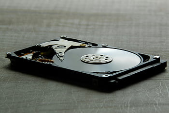 pevný disk počítače, vnitřní komponenty, šedý povrch, Podrobný pohled, otevřený pevný disk, zařízení, technologie, elektronika, Hardware, datové úložiště, magnetický disk
