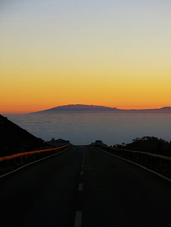tramonto, autostrada, Santa Cruz de Tenerife, colori vibranti, Horizon Misty, strada asfaltata, bianco e nero, vista strada, cielo serale, silhouette di montagna, fotografia di viaggio