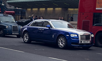 Blue Rolls Royce, รถหรู, ถนนลอนดอน, ยานพาหนะที่เป็นสัญลักษณ์, ซีดานสีน้ำเงิน, สำเนียงเงิน, ถนนที่วุ่นวาย, โรลสรอยซ์, รถสีน้ำเงิน, การจราจรในลอนดอน, รถบัสสองชั้นสีแดง