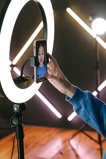 asiatische Frau, Smartphone, Ringlicht, Video Streaming, Moderne Technologie, Innen-, Inhaltsersteller, Live-Streaming, sozialen Medien, Vlogging, Influencer