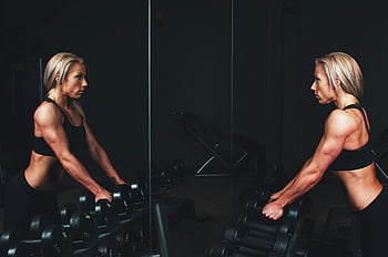 donna con manubri, allenamento per la forza, Ambiente palestra, donna atletica, manubri, fitness, Riflessione del progresso, allenarsi, esercizio, specchio, equipaggiamento da palestra