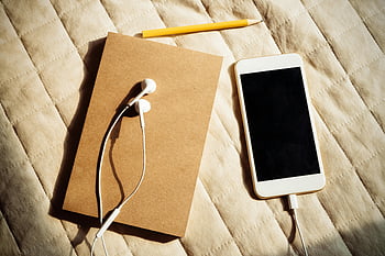 beyaz smartphone, kulaklıklar, not defteri, kalem, yatak örtüsü, üstten görünüm atış, çalışma kurulumu, mobil cihaz, Kişisel Öğeler, çalışma alanı, yaşam tarzı
