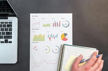 zakelijke bureau, data-analyse, grafieken, laptop, bovenaanzicht, Blauwe balpen, witte notitieblok, cirkeldiagrammen, staafdiagrammen, Analyseconcepten