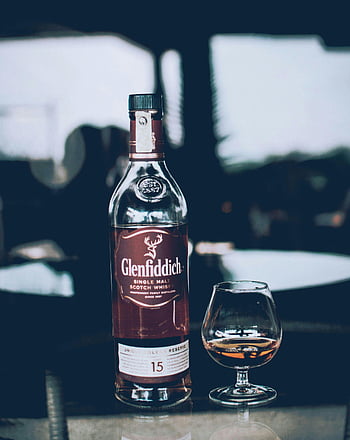 láhev glenfiddich, sklenice na víno, elegantní displej, láhev whisky, Vnitřní nastavení, jednosladová, skotská whisky, Sklo uvnitř, Glenfiddich whisky, Patnáctiletý, Union Solera Reserve