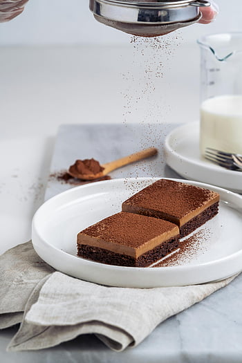 chocolat en poudre, chute, gâteau, Barres de gâteau au chocolat gastronomiques, saupoudrage de poudre de cacao, Amateurs de dessert, gateau au chocolat, poudre de cacao, dessert, assiette, assiette blanche