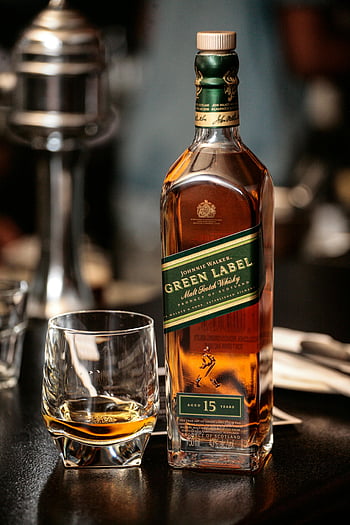 Johnnie Walker, groene label, whisky fles, glas, elegante omgeving, detailopname, Schotse whisky, 15 jaar oud, Product van Schotland, mout whisky, Johnnie Walker Green Label