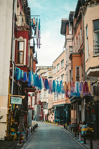 Istanbul Street, staré budovy, závěsné prádlo, živá ulička, městský život, Barevné dekorace, tradiční architektura, úzká ulička, panoráma města, kulturní dědictví, pouliční scény