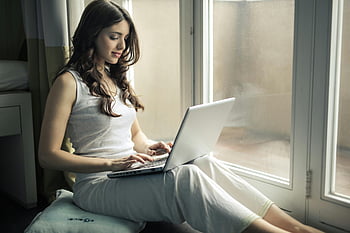 Frau, Muskelshirt, Sitzung, Fenster, Arbeiten aus der Ferne, Laptop, drinnen, erwachsene Frau, Heimarbeit, Innenministerium, natürliches Licht