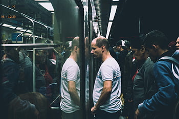metró, vasútállomás, zsúfolt peron, csíkos inges férfi, vonatajtó, Várakozó emberek, vonat ablak tükröződés, tömegközlekedés, városi ingázás, utazás, városi élet