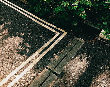 asfaltová silnice, kanalizační rošt, zelené rostliny, chodník, zeleň, Serene Street Scéna, stíny, textura, Devon Anglie, pouliční fotografie, městskou povahu