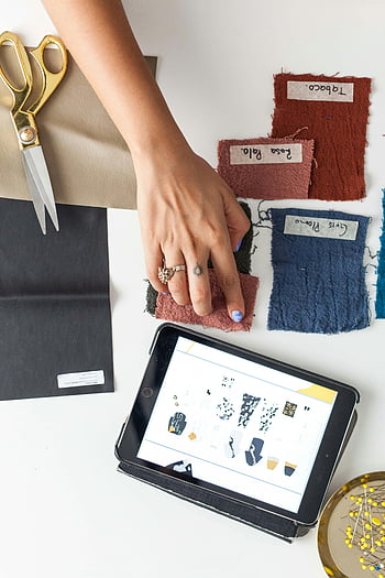 kumaş renk örnekleri, tablet, moda Tasarımı, tekstil örnekleri, tasarımcı, makas, dijital tasarım, Yaratıcı süreç, malzeme seçimi, çalışma masası, ilham kurulu