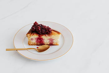 tvarohový koláč, třešňový kompot, bílá deska, Plátek tvarohového koláče, dezert, elegantní porce, lžíce, shovívavý léčba, pečený dezert, ovocná poleva, sladkost