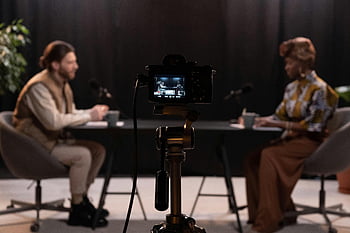 Záznam podcastů, Nastavení studia, profesionální vybavení, dva hostitelé, záznam kamery, Podcast Studio, nahrávání, Nastavení mikrofonu, studiové prostředí, Profesionální nahrávání, produkce podcastů