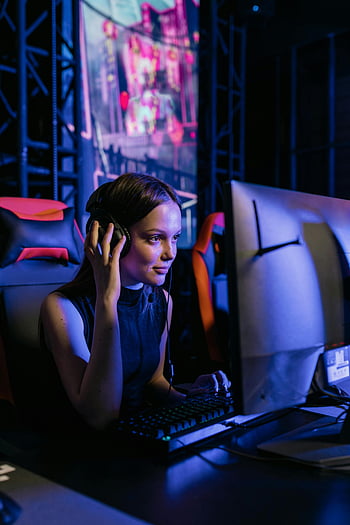 donna giocatore, Gioco online, arena di sport, cuffia, videogiochi, focalizzata, gioco, computer, tastiera, tenere sotto controllo, luci al neon