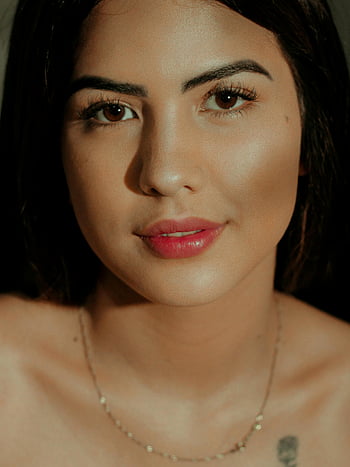 Nahaufnahmefoto, schönes Frauengesicht, makellose Haut, Selbstbewusstes Lächeln, junge Frau, Schlage Nahaufnahme, Portraitfotografie, natürliche Schönheit, weibliche Schönheit, Hautpflege, Make -up -Tipps