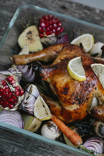 gebratenes Hühnchen, verschiedenes Gemüse, Früchte, Zitrone, Zwiebel, Granatapfel, Glasschale, herzhaftes Gericht, geröstetes Gemüse, Hühneressen, gesundes Essen