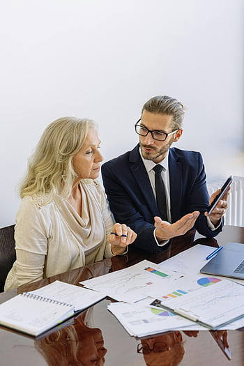iş tartışması, danışman, müşteri, ofis ayarı, Profesyonel Toplantı, erkek ve kadın, Birlikte çalışma, finansal grafikler, ofis ortamı, iş adamı, işbirliği