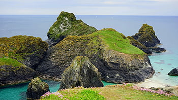 falésias costeiras, grama verde, formação rochosa, paisagem do oceano, água pura, beleza áspera, cenário à beira-mar, beleza natural, paisagem costeira, vegetação à beira do penhasco, vista do oceano