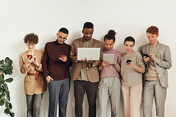 Leute, die Geräte verwenden, Verschiedene Gruppen, Erwachsene, interagierende Geräte, Styles Büro, Moderne Technologie, Laptops, Smartphones, Tablets, technologische Nutzung, Büroeinstellung