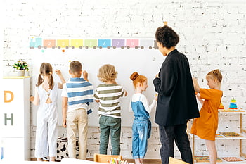 Enfants écrivant, tableau blanc, salle de cours, les enfants, prof, intérieur, brillant, éducation, apprentissage, groupe, interaction