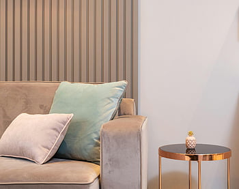 behagelig sofa, salongbord, moderne stue, elegant interiør, myke puter, moderne innredning, Koselig atmosfære, stue møbler, moderne design, hjemmedekorasjon, interiørdesign