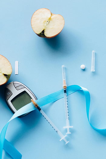 meteran gula darah, jarum suntik, irisan apel, latar belakang biru, alat diabetes, berbaring datar, kesehatan, peralatan medis, makan sehat, Kesadaran diabetes, pita