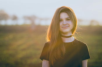 donna, t-shirt nera girocollo, Collana del girocollo nero, Giovane donna sorridente, all'aperto, campo illuminato dal sole, ritratto, luce naturale, Stile casual, moda, gioielli