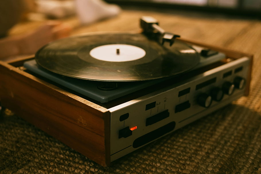 vinylový gramofon, přehrávač vintage, analogová hudba, texturovaný koberec, detail, Retro zvuk, gramofonu, hudební atmosféra, dřevěný záznam přehrávač, vinylový disk, Vintage zvuk