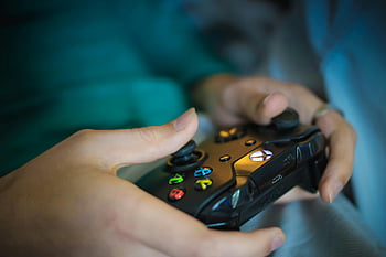 černý řadič Xbox, herního zařízení, bezdrátový ovladač, Techní nadšenci, Vnitřní hraní, moderní ovladač, ruce uchopení, Hraní Xbox, Bezdrátové hry, Vnitřní technologie, Herní technologie