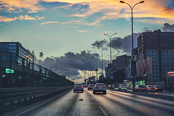 Urban Highway, městské budovy, soumrak, lehké pruhy, Dynamické městské panoráma, Několik vozidel, silnice, rušný, městské scény, městský provoz, Večerní panoráma města